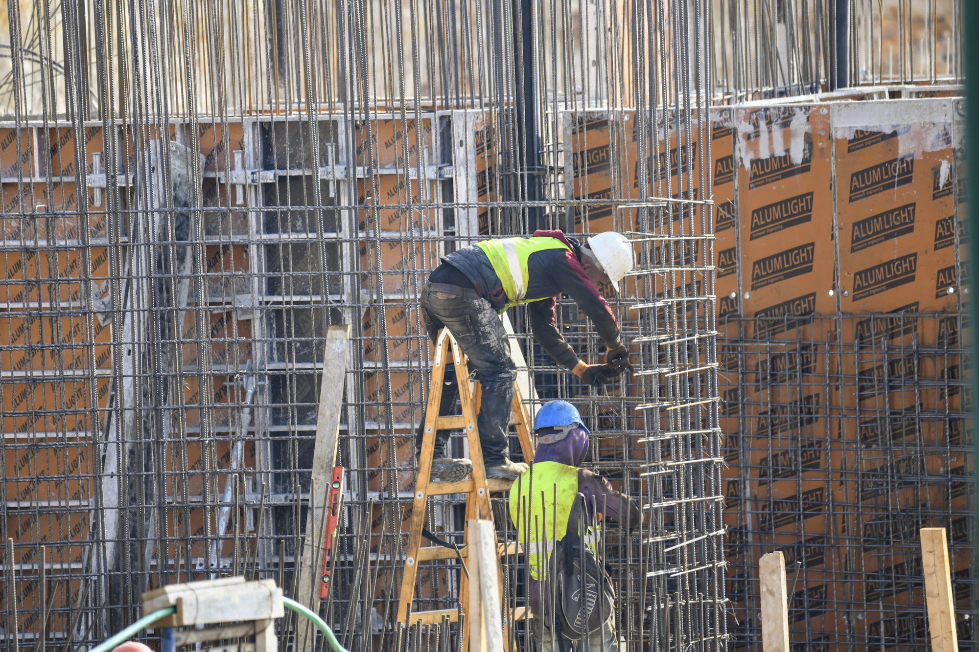 Professionisti al lavoro in un cantiere edile, foto illustrativa