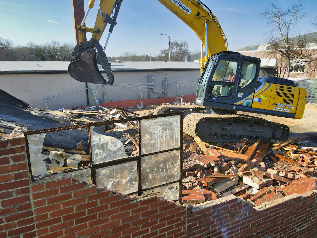 Escavatore in un cantiere, immagine illustrativa del settore noleggio